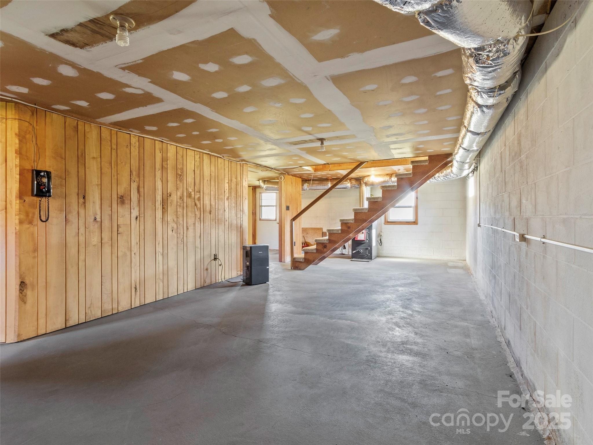 1879 White Oak Road Burnsville, NC 28714 - Photo 28 of 37 a view of an empty room
