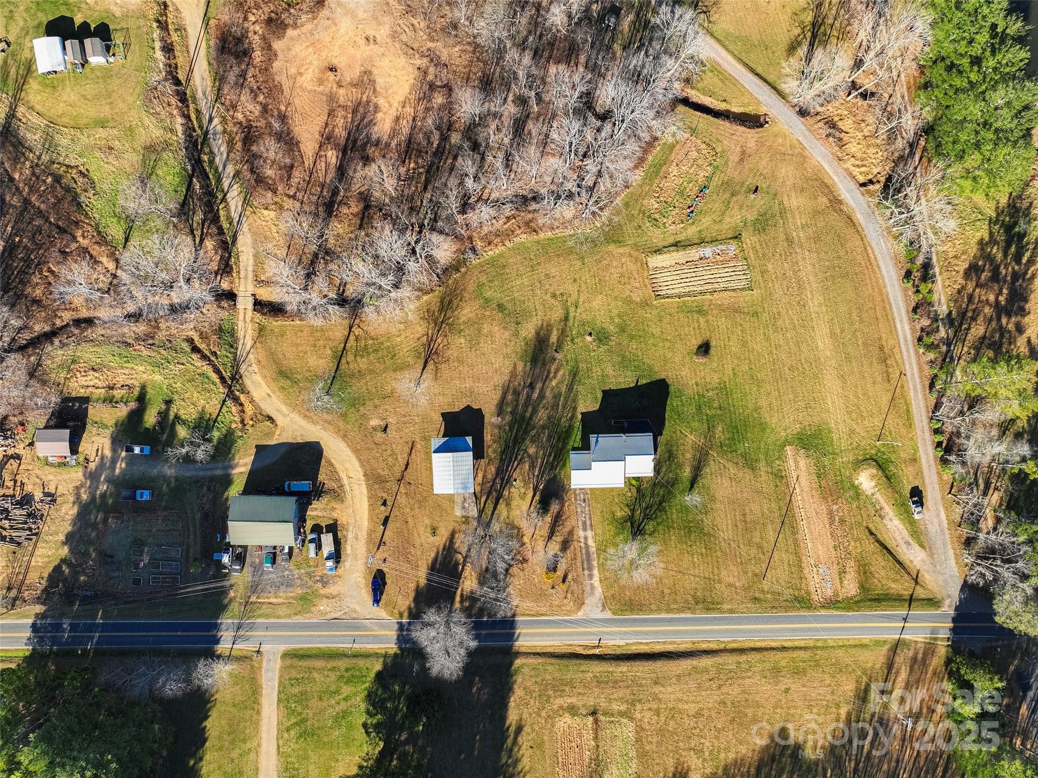 1879 White Oak Road Burnsville, NC 28714 - Photo 31 of 37 a front view of a house with a yard