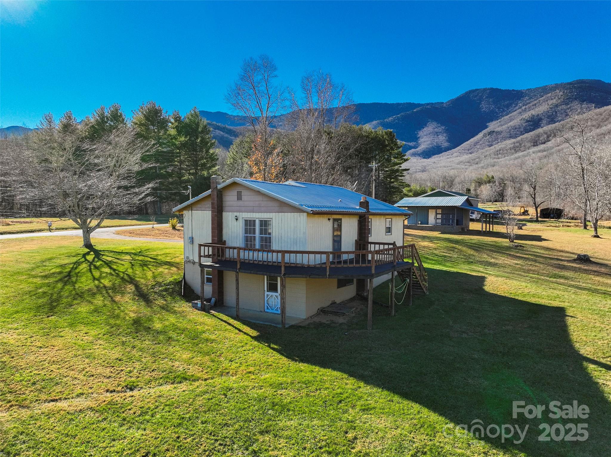 1879 White Oak Road Burnsville, NC 28714 - Photo 4 of 37 a balcony with table and chairs