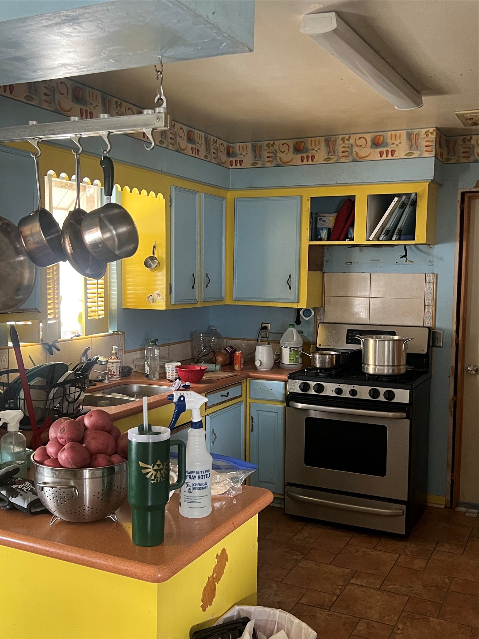 6023 Lattimer Drive Houston, TX 77035 - Photo 11 of 15 a kitchen with a stove and a cabinets