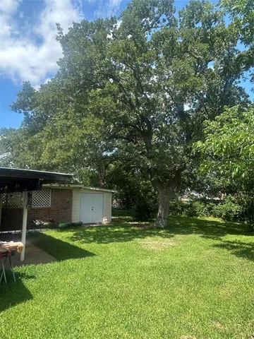 a view of house with backyard
