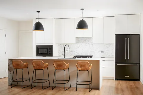 $445,000 | 4153 West Melrose Street, Unit 1E, Chicago, IL 60641