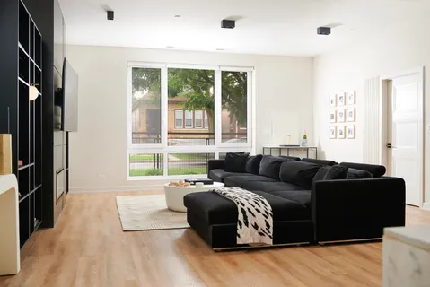 $445,000 | 4153 West Melrose Street, Unit 1E, Chicago, IL 60641