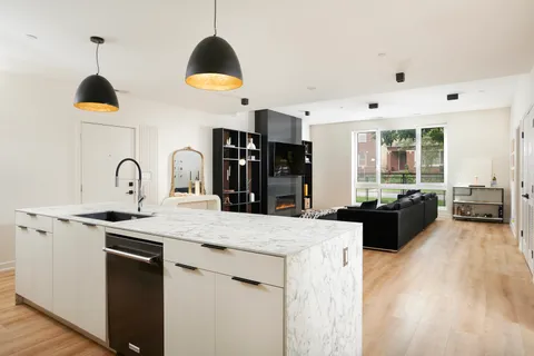 $445,000 | 4153 West Melrose Street, Unit 1E, Chicago, IL 60641