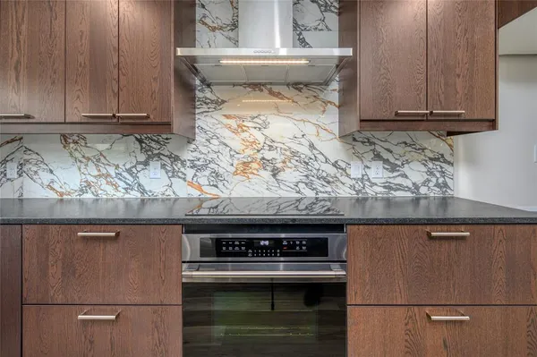 a large kitchen with kitchen island a large island in it