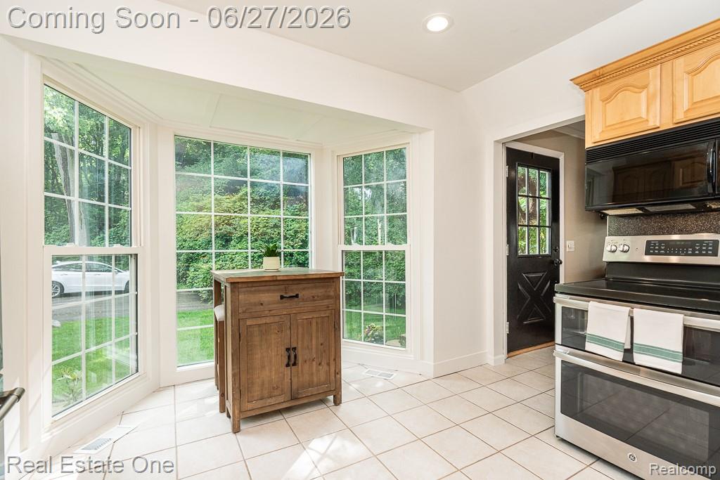 1222 Kings Cove Court, Unit 244 Rochester, MI 48306 - Photo 15 of 44 Stainless stove and Microwave are included.