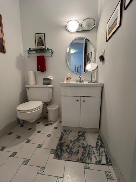 7002 Boulevard East, Unit 42D Guttenberg, NJ 07093 - Photo 5 of 42 a bathroom with a toilet sink and mirror