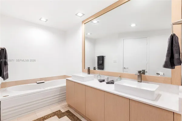 $7,000 | 300 South Pointe Drive, Unit 907, Miami Beach, FL 33139