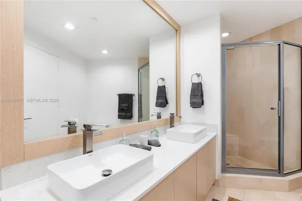 $7,000 | 300 South Pointe Drive, Unit 907, Miami Beach, FL 33139