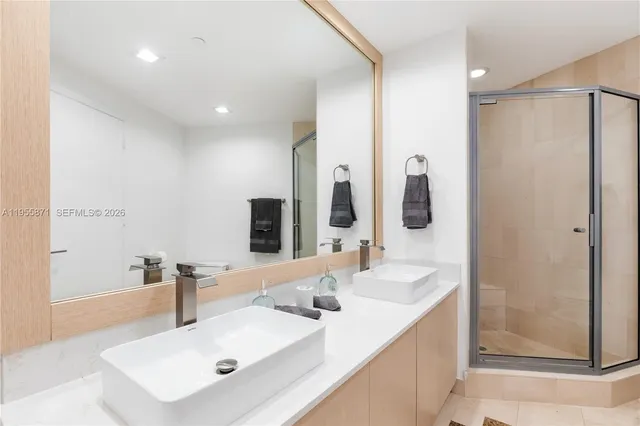 $8,000 | 300 South Pointe Drive, Unit 907, Miami Beach, FL 33139