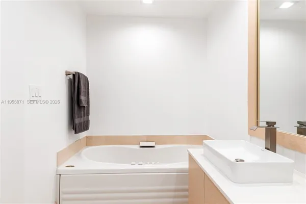 $7,000 | 300 South Pointe Drive, Unit 907, Miami Beach, FL 33139