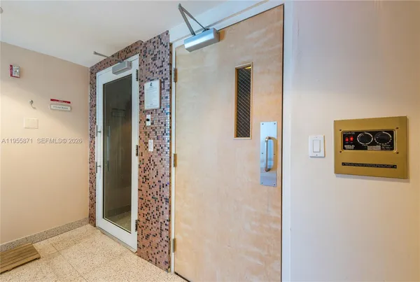 $7,000 | 300 South Pointe Drive, Unit 907, Miami Beach, FL 33139