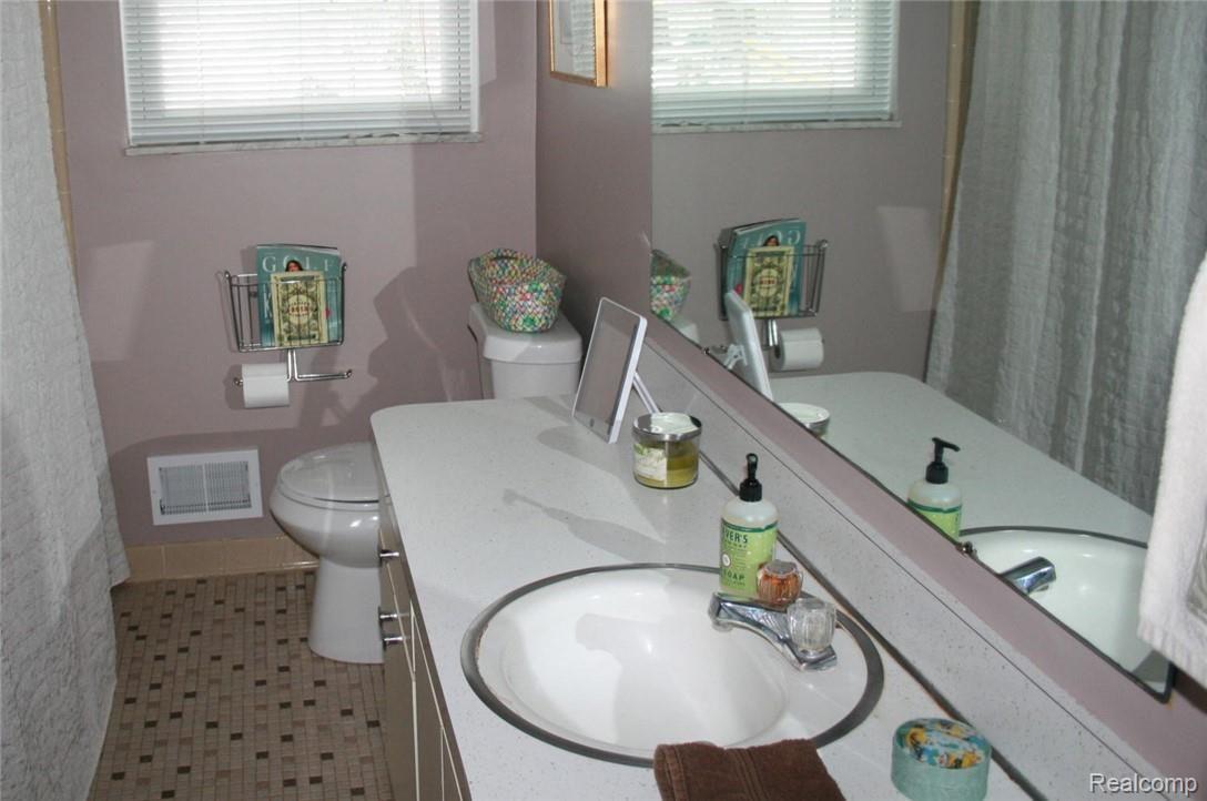 126 Henderson Road Howell, MI 48855 - Photo 16 of 18 8 bath.jpg