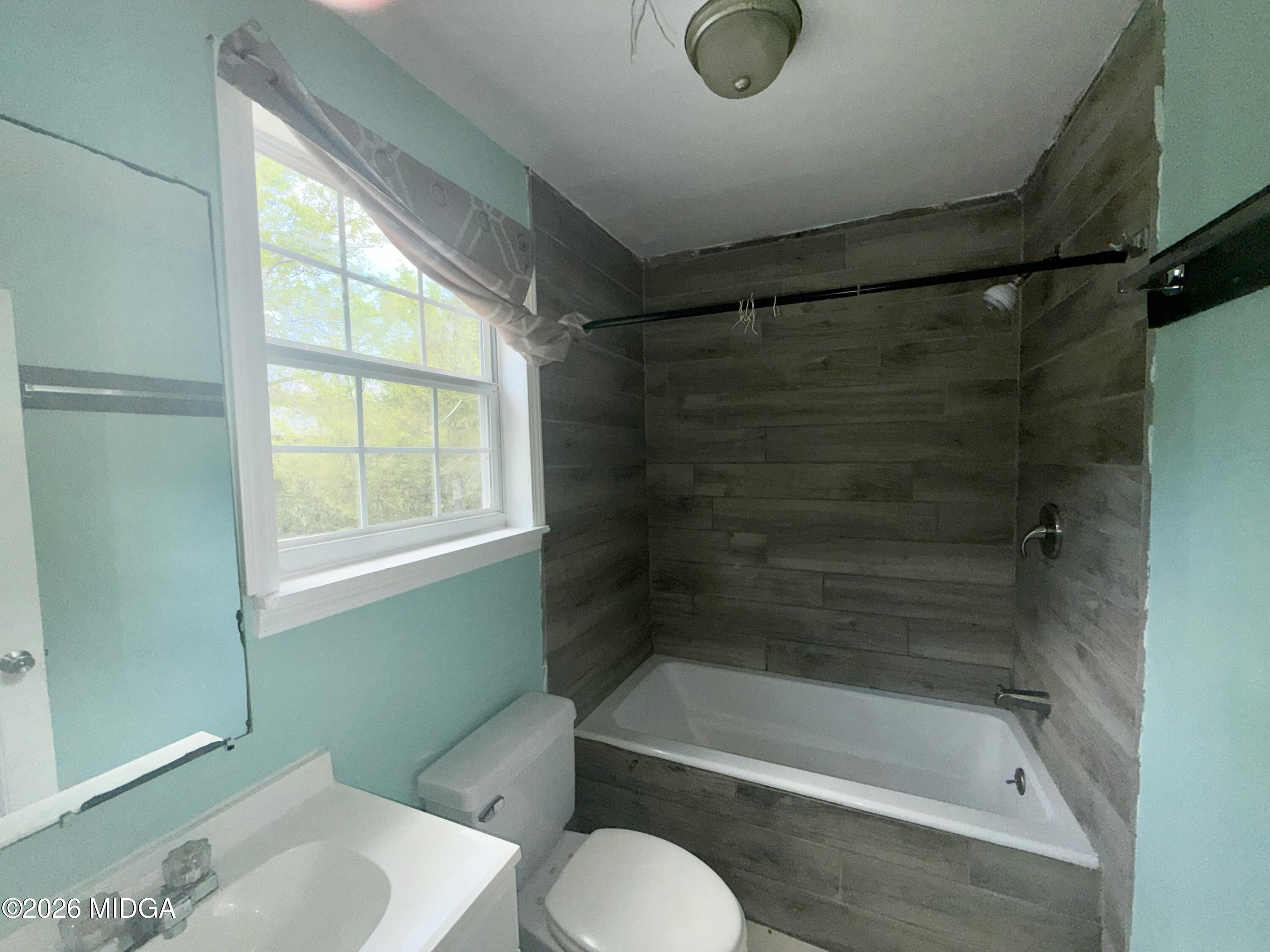615 Paul Street Macon, GA 31206 - Photo 14 of 24 a bathroom with a sink and a bathtub