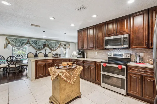 $889,900 | 6054 Marlberry Drive, Orlando, FL 32819