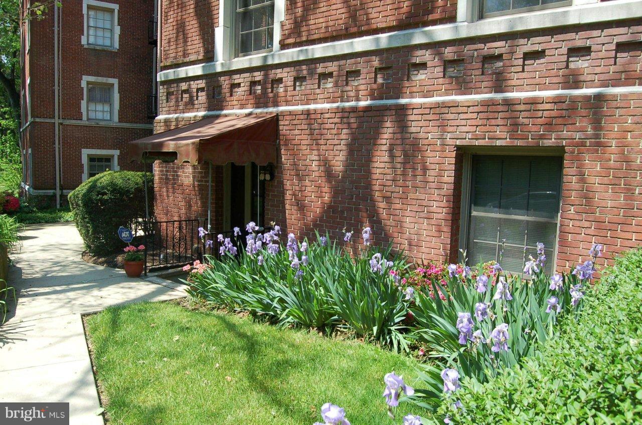 501 West University Parkway, Unit C1 Baltimore, MD 21210 - Photo 3 of 29 a view of a building with a yard and sitting area