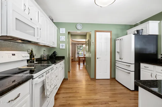 $699,900 | 11 Belleauwood Circle, Colonie, NY 12189