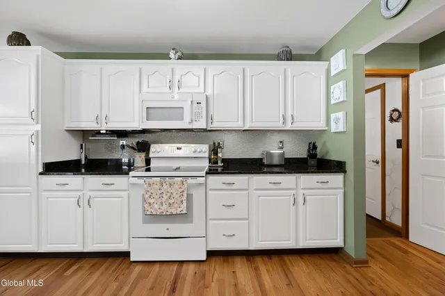 $699,900 | 11 Belleauwood Circle, Colonie, NY 12189