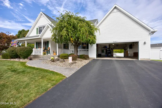 $699,900 | 11 Belleauwood Circle, Colonie, NY 12189