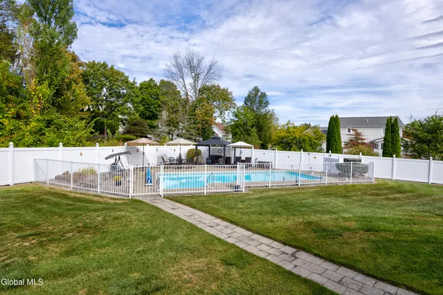 $699,900 | 11 Belleauwood Circle, Colonie, NY 12189