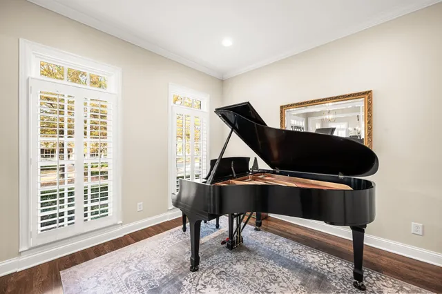 a en suite bathroom with a double vanity sink and mirror