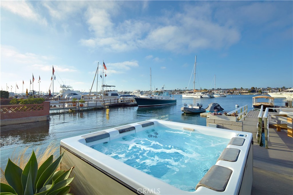 1042 West Bay Avenue Newport Beach, CA 92661 - Photo 10 of 37