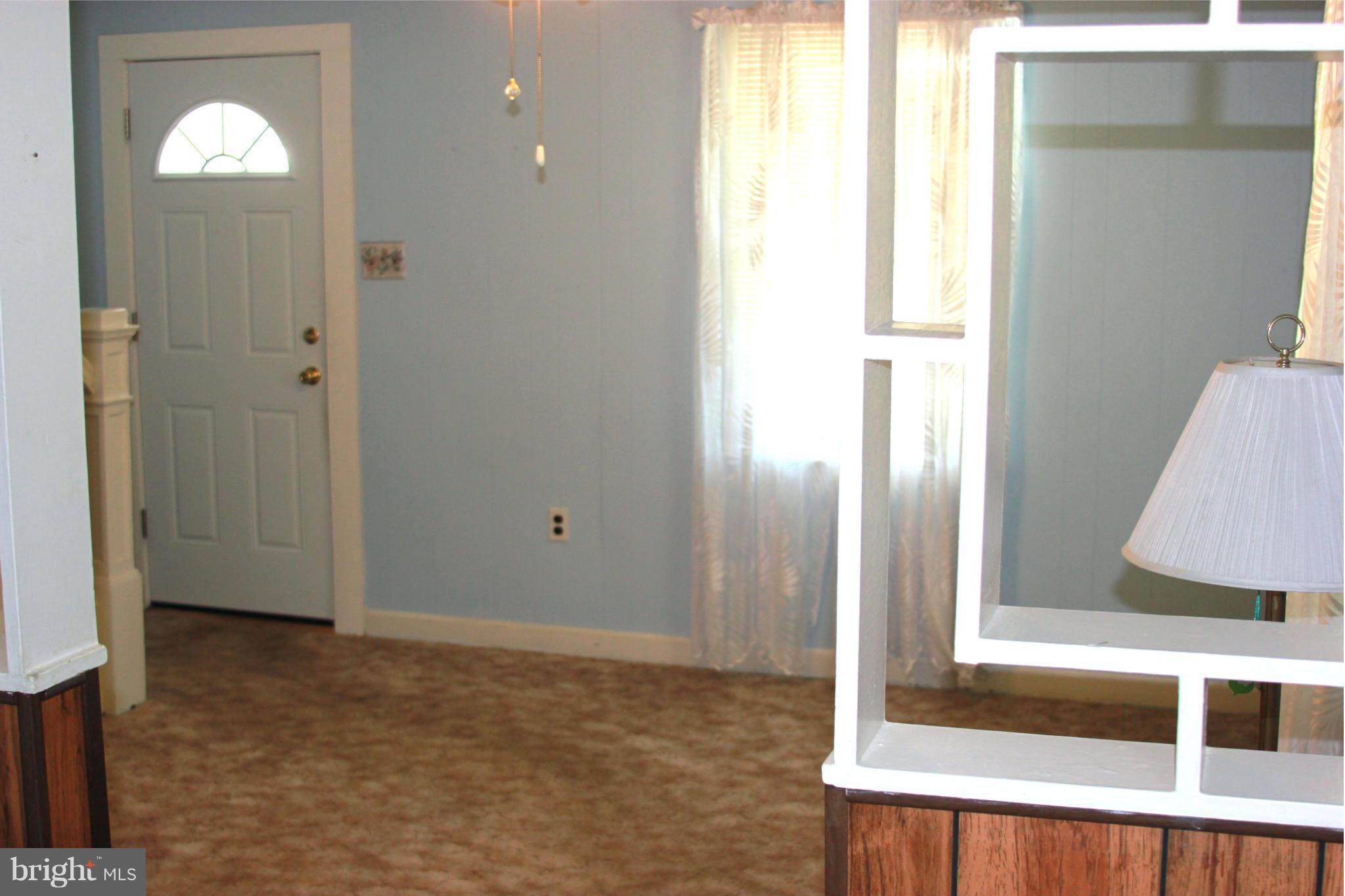 7720 North Cove Road Baltimore, MD 21219 - Photo 11 of 14 Living Room