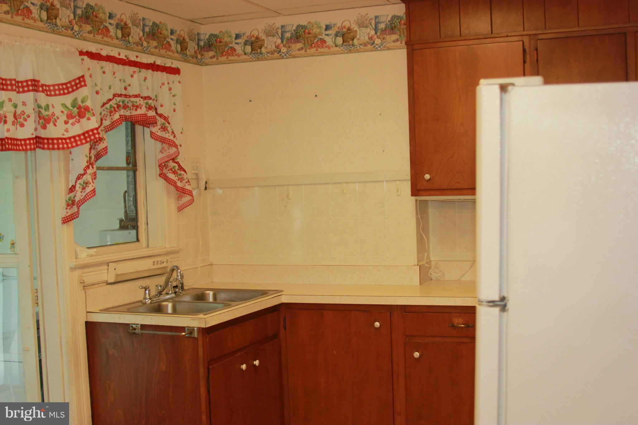 7720 North Cove Road Baltimore, MD 21219 - Photo 8 of 14 Kitchen