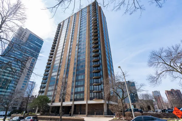 $274,900 | 929 North Astor Street, Unit 2305, Milwaukee, WI 53202