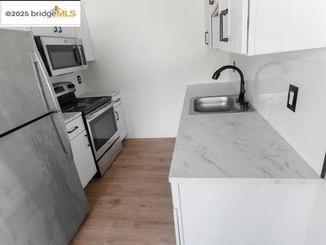 a view of empty room with window