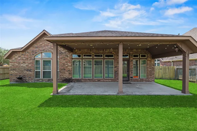 a view of a house with backyard and garden