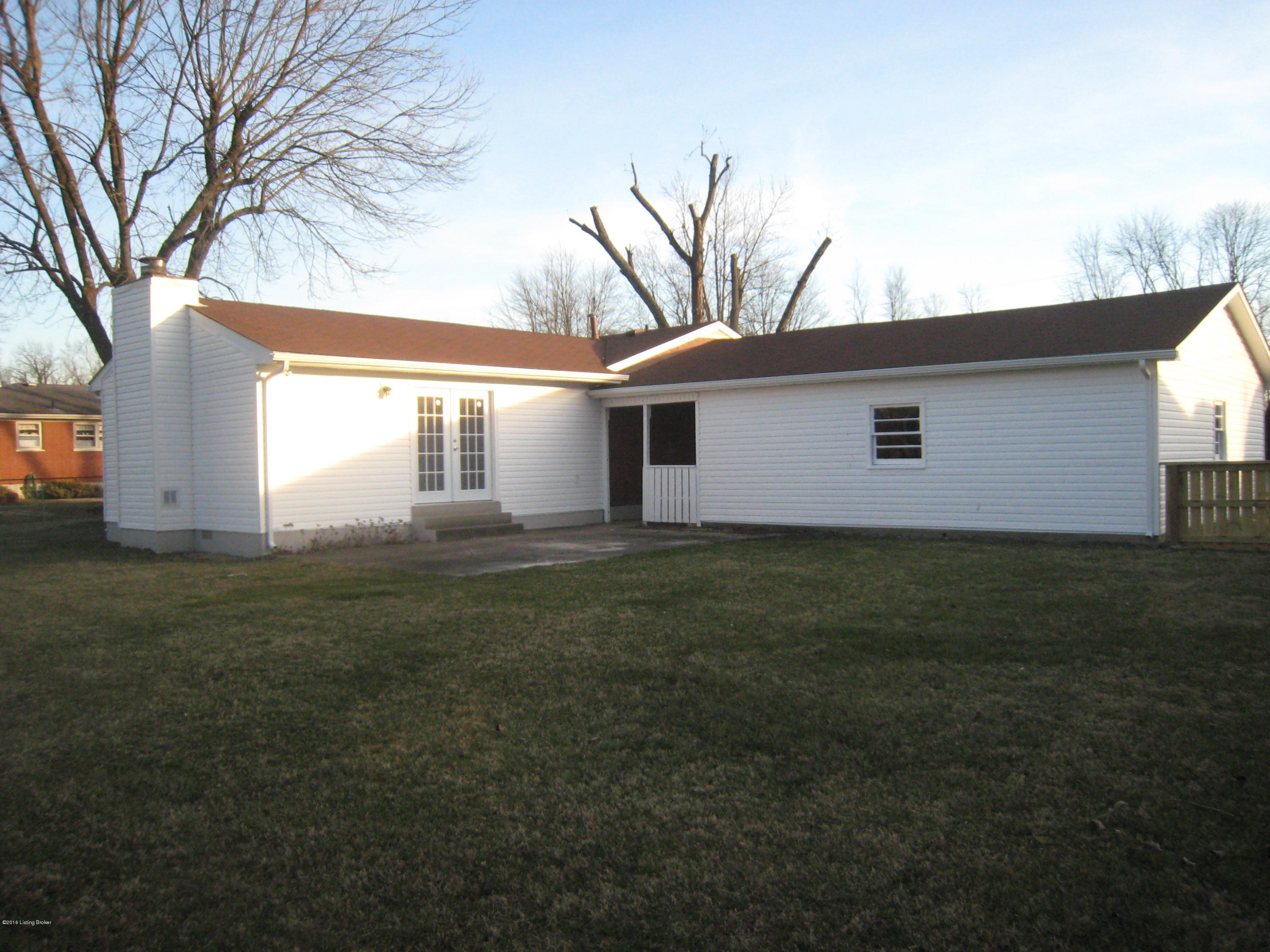 4809 Goepper Road Louisville, KY 40258 - Photo 7 of 23 Family room and garage. Ample space in yard.