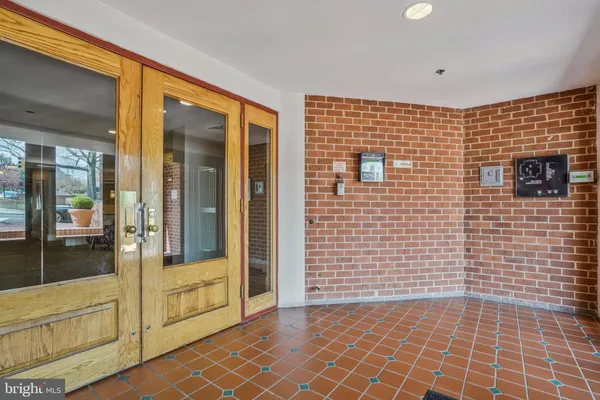 $2,295 | 610 North West Street, Unit 106, Alexandria, VA 22314