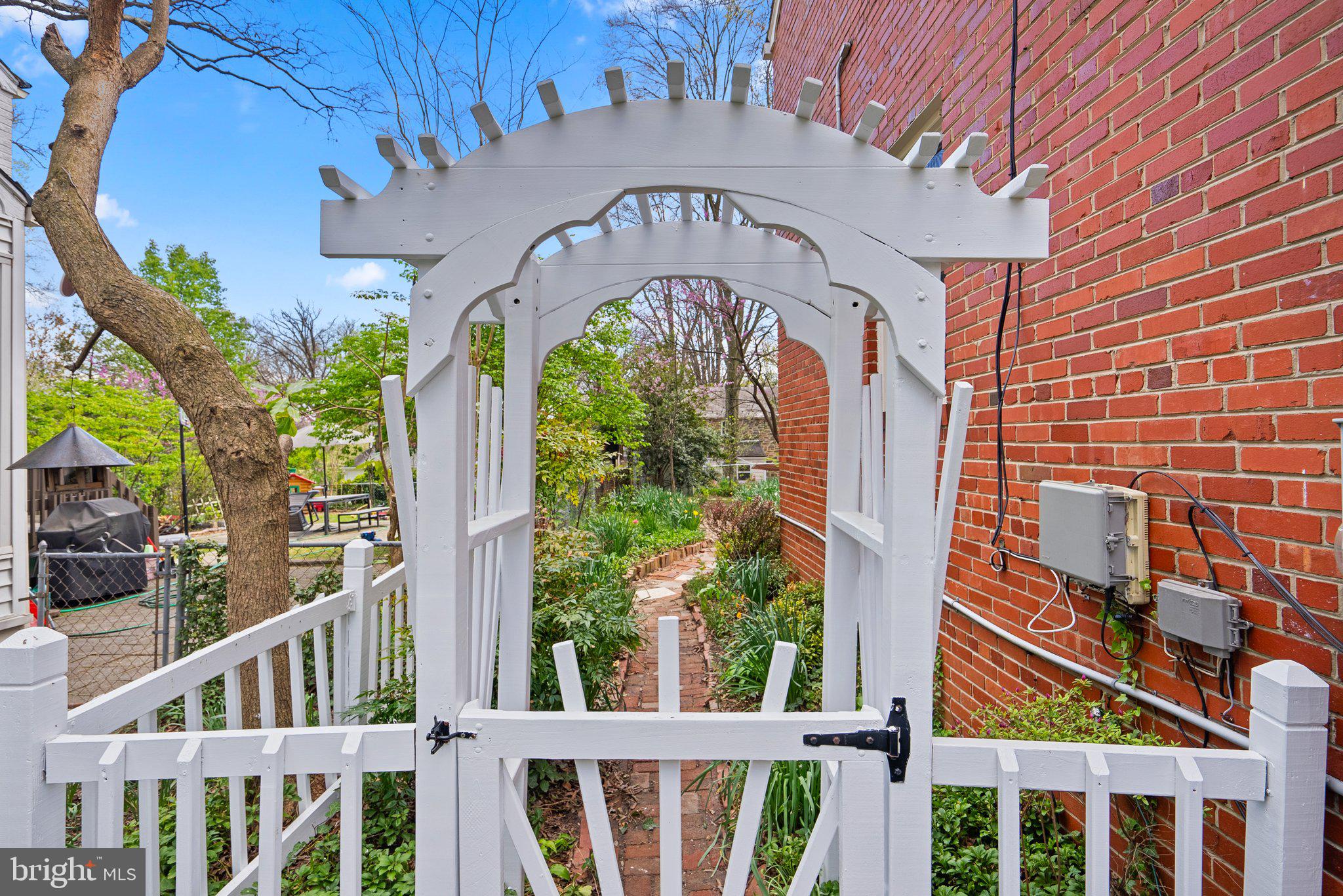 1113 Lancaster Road Takoma Park, MD 20912 - Photo 35 of 39 White picket fence