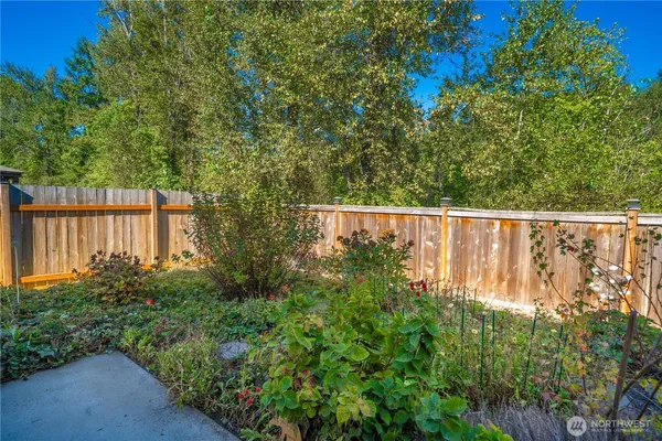 a view of a house with backyard and garden