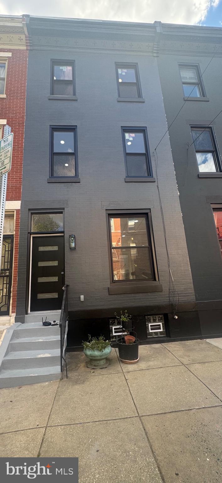 a view of entryway with a projector