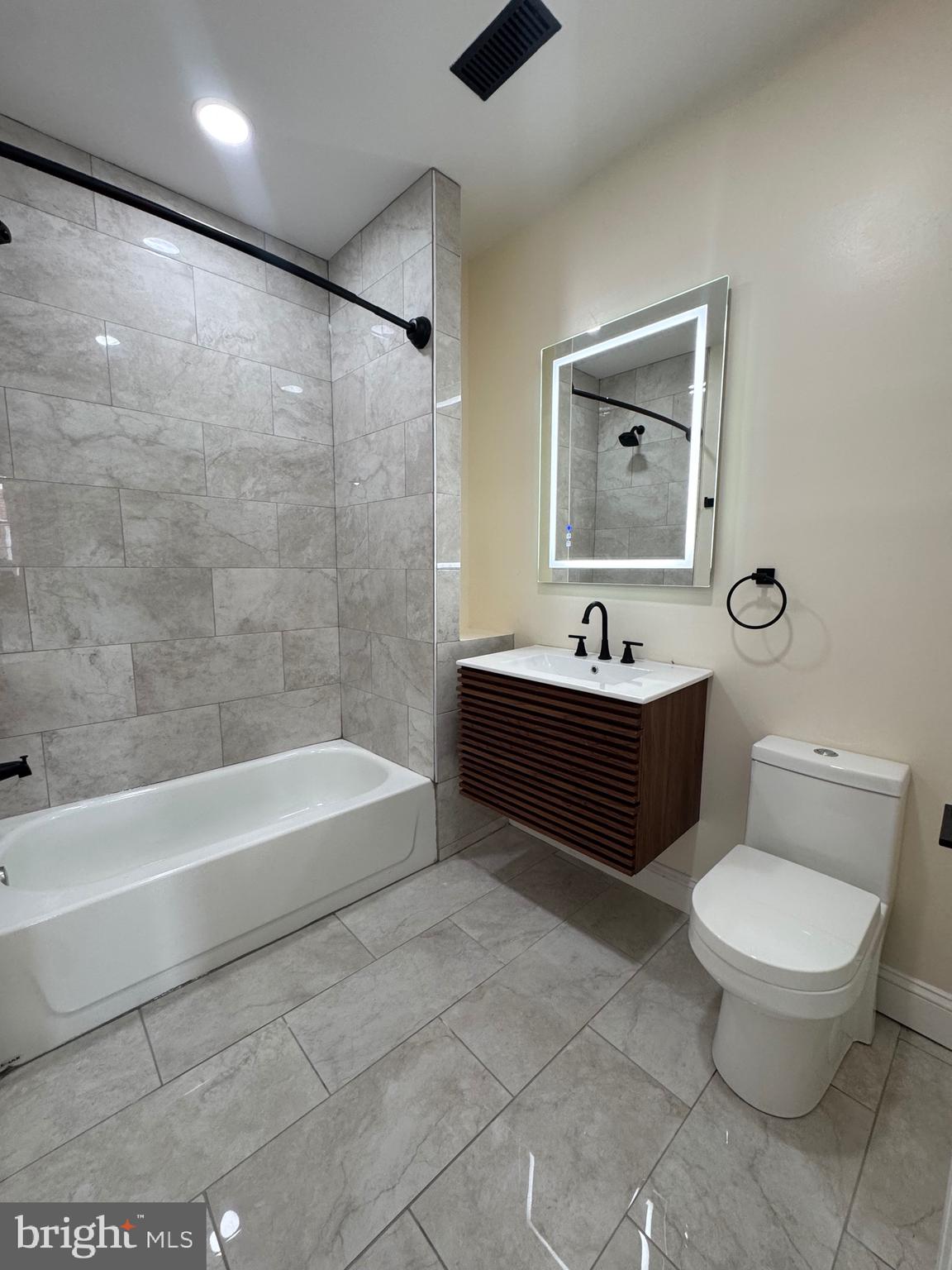 856 Perkiomen Street Philadelphia, PA 19130 - Photo 13 of 29 a bathroom with a sink a toilet and a bathtub