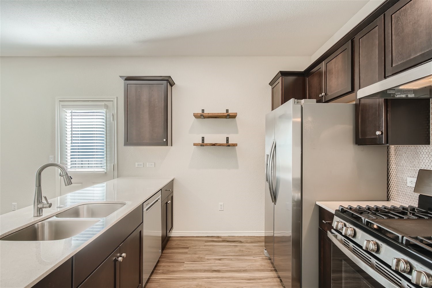 7101 Spirit Hill Road Austin, TX 78744 - Photo 2 of 32