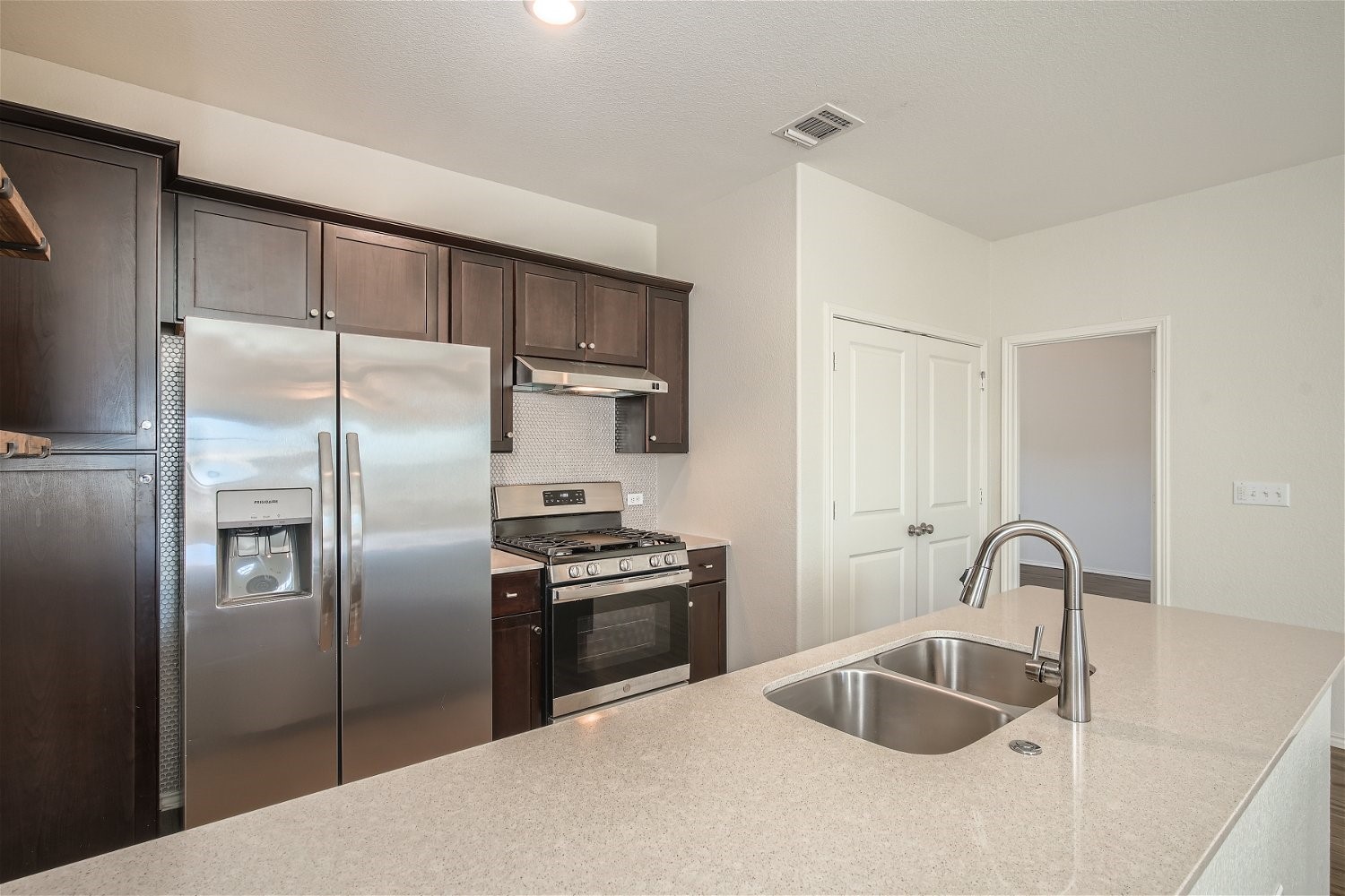 7101 Spirit Hill Road Austin, TX 78744 - Photo 3 of 32