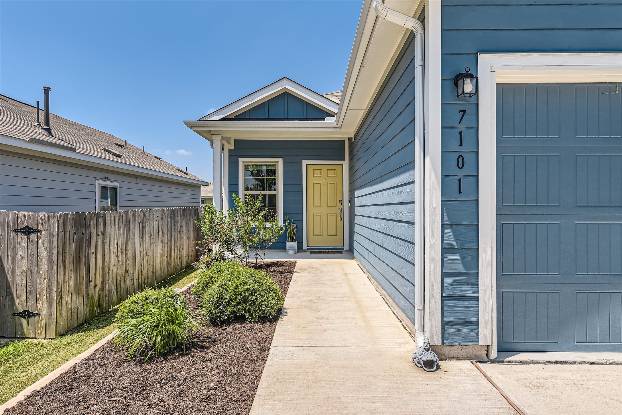 7101 Spirit Hill Road Austin, TX 78744 - Photo 7 of 32