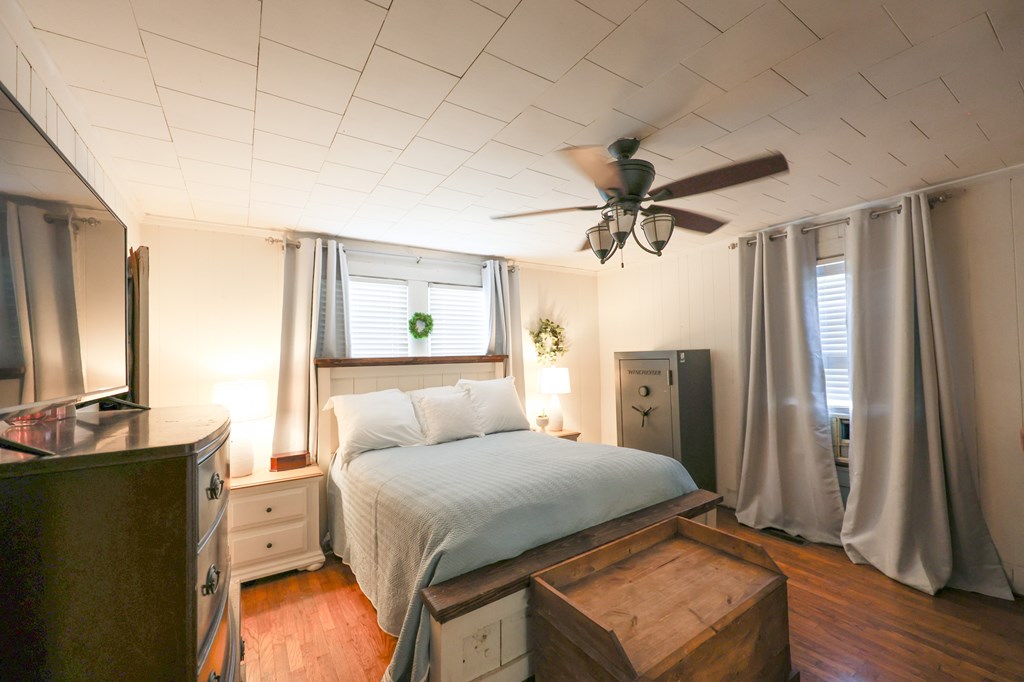 211 Williams Street Valley, AL 36854 - Photo 24 of 28 a bedroom with a bed and a flat tv screen