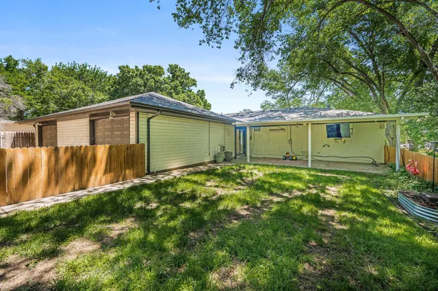 a view of a backyard