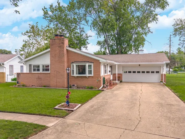 $189,900 | 3 Manor Drive, Pontiac, IL 61764
