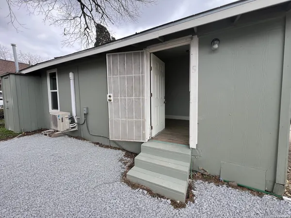 $750 | 107 Stanley Court, Unit 5, San Antonio, TX 78214