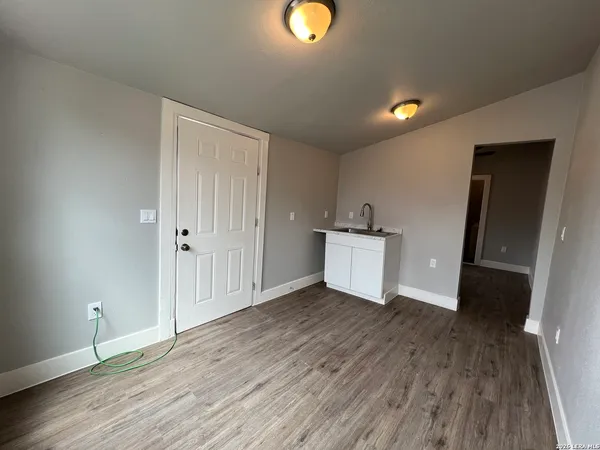 $750 | 107 Stanley Court, Unit 5, San Antonio, TX 78214