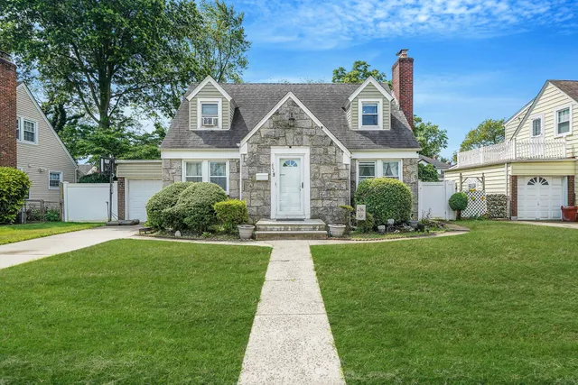 $655,000 | 662 Rose Boulevard, Baldwin, NY 11510