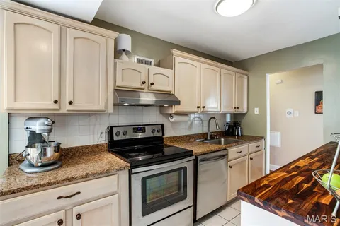 $300,000 | 176 Chatwood Terrace, Crestwood, MO 63126