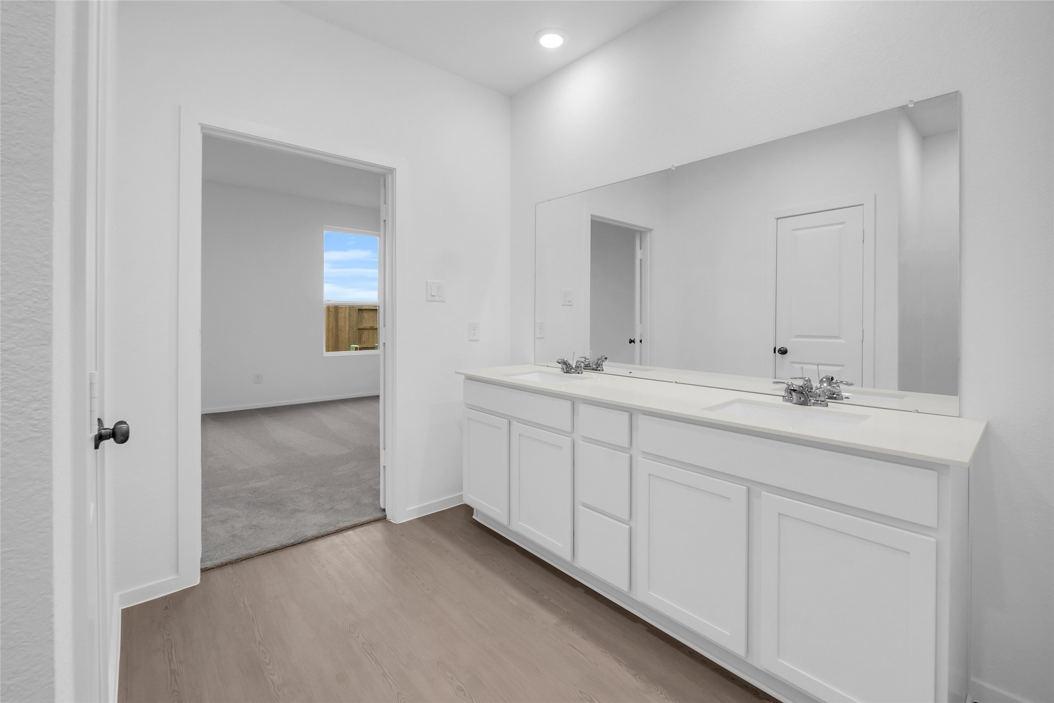 7923 Evening Emerald Drive Rosharon, TX 77583 - Photo 8 of 28 a bathroom with double sink and a mirror