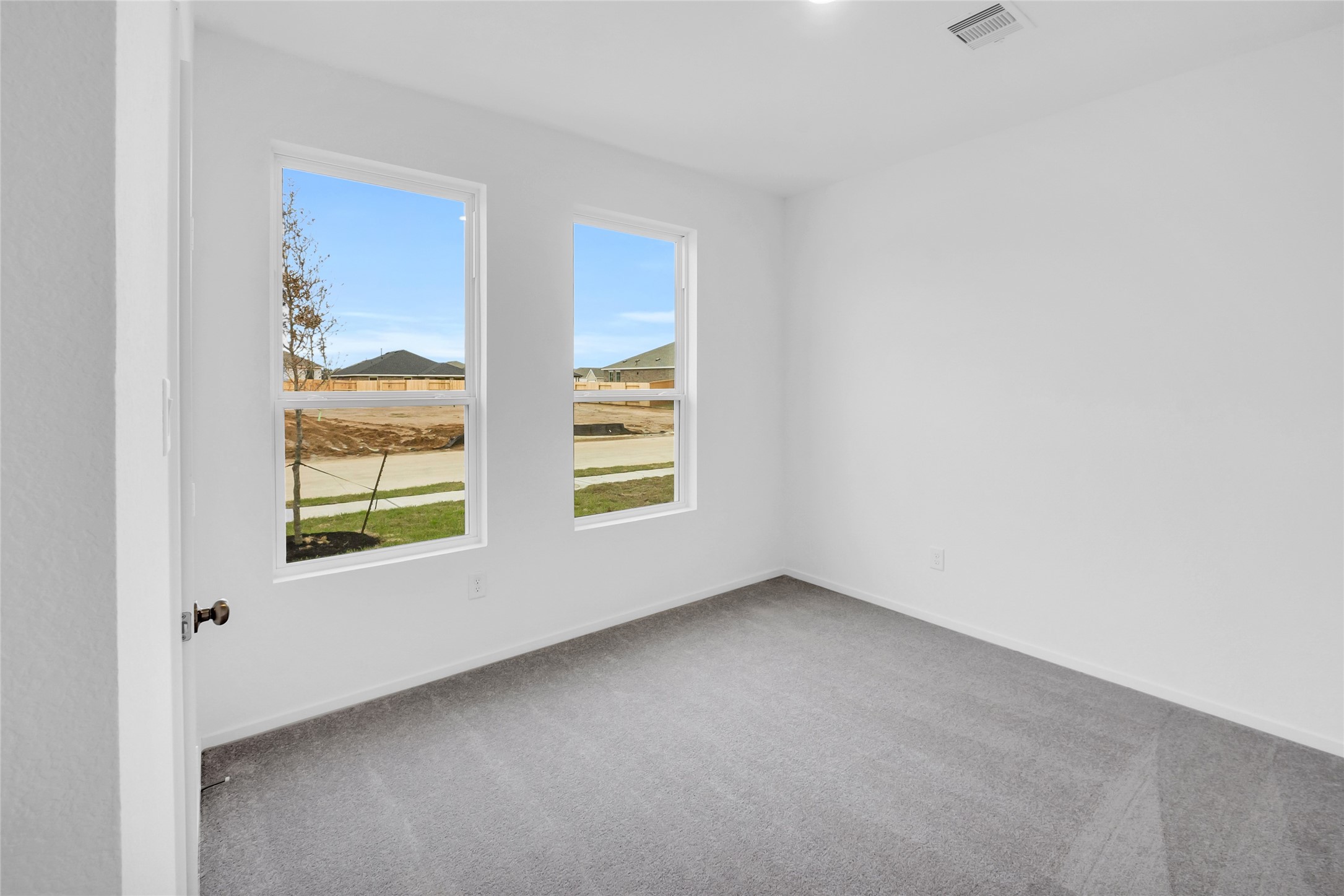 7923 Evening Emerald Drive Rosharon, TX 77583 - Photo 9 of 28 an empty room with windows