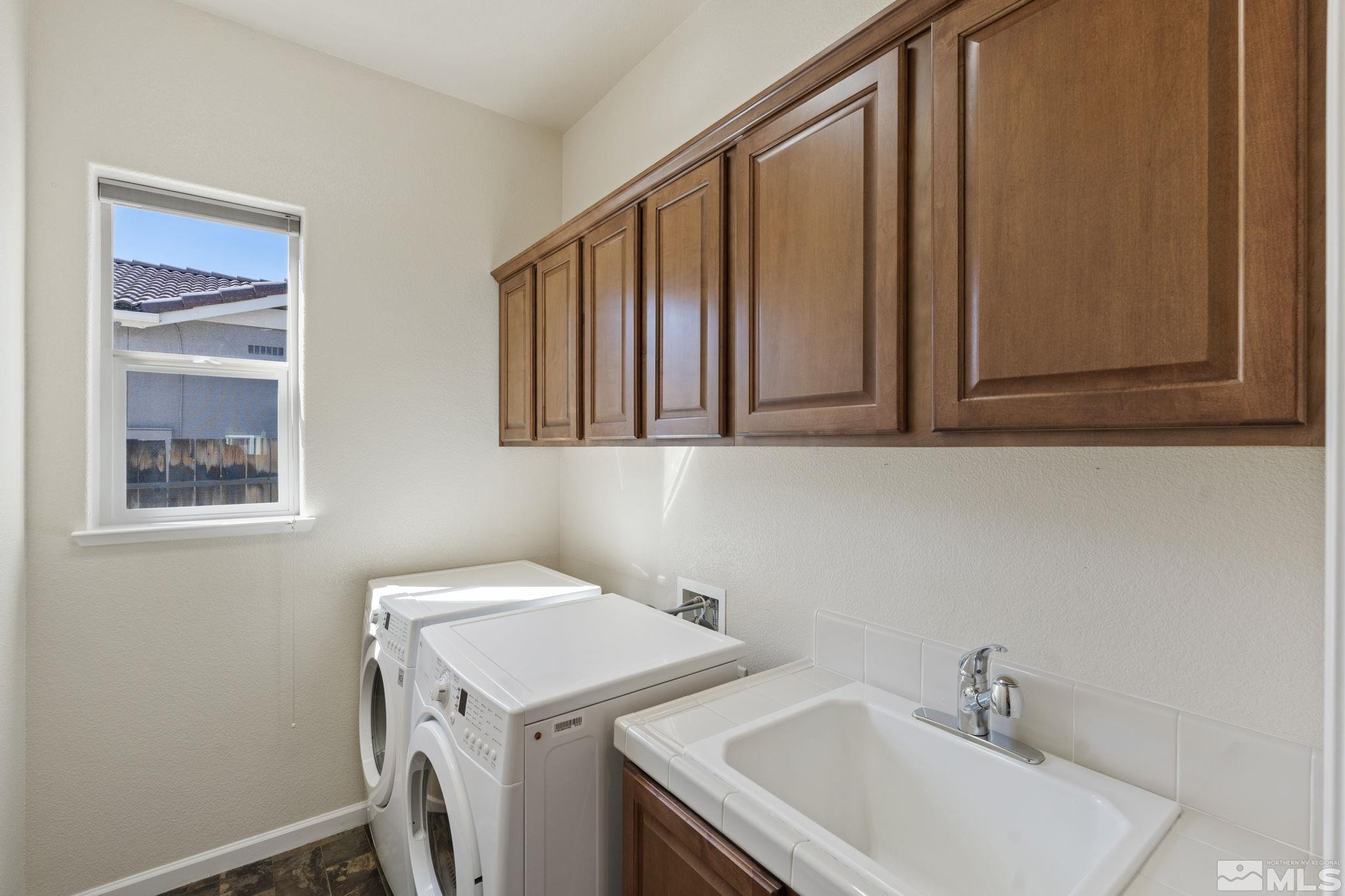 10295 Cavalry Circle Reno, NV 89521 - Photo 32 of 40 a utility room with dryer and washer